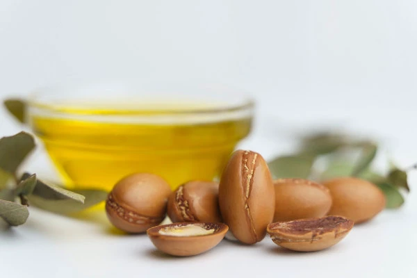 Eine Schüssel Arganöl mit Nüssen