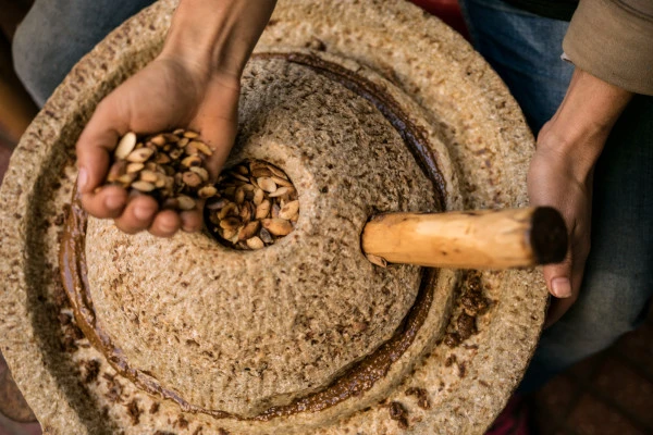 Eine Frau beim Öl Pressen